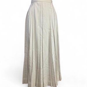 Vintage village 100% wool pleated midi skirt in an oatmeal cream 🤍